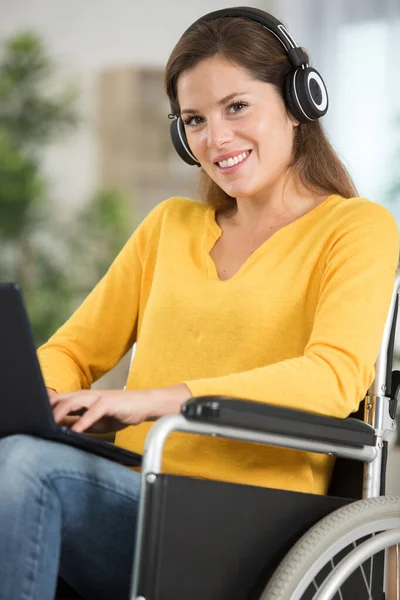 Szczęśliwa Kobieta Siedzi Wózku Inwalidzkim — Zdjęcie stockowe