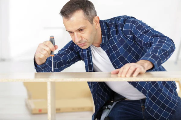 Mann Macht Möbel Aus Holz — Stockfoto