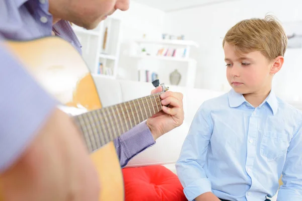 Yetişkinlerin Gitar Çalmasını Izleyen Çocuk — Stok fotoğraf