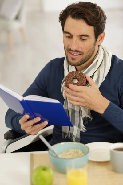 Homem Comendo Donut Café Manhã — Fotografia de Stock