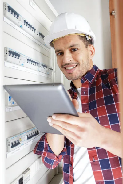 Male Technician Examining Fusebox While Holding Tablet — Stock Photo, Image