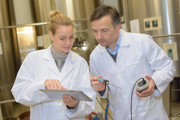 Male Female Quality Control Workers Probe Tablet — Stock Photo, Image