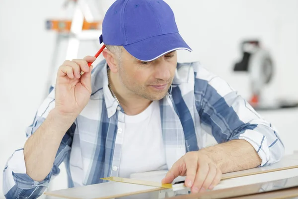 Carpenter Marking Out Saw — Stock Photo, Image