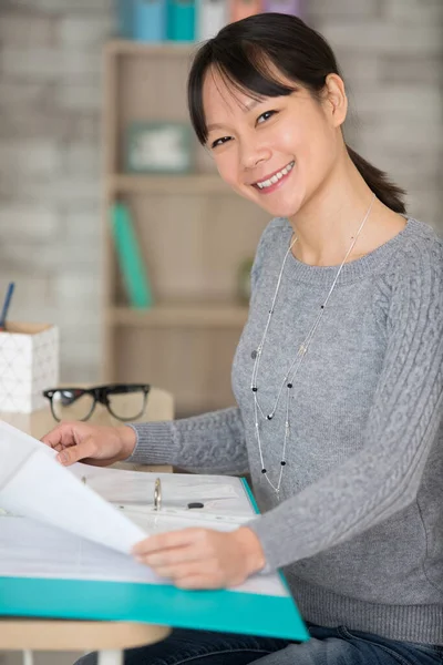 Uśmiechnięta Azjatka Kobieta Jej Biuro — Zdjęcie stockowe