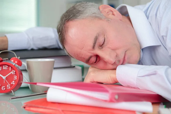 Μεσήλικας Επιχειρηματίας Κοιμάται Ένα Σωρό Φακέλους — Φωτογραφία Αρχείου