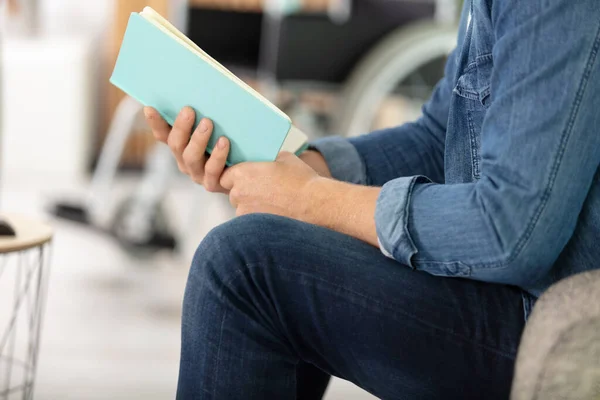 Ανάπηρο Άνθρωπο Αναπηρικό Καρότσι Διαβάζοντας Ένα Βιβλίο — Φωτογραφία Αρχείου