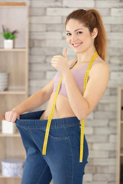 Attraktive Schlanke Junge Lächelnde Frau Zeigt Erfolgreichen Gewichtsverlust — Stockfoto