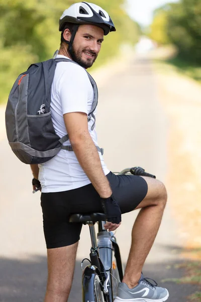 Νεαρός Άνδρας Στέκεται Ποδήλατο Φορώντας Ένα Σακίδιο — Φωτογραφία Αρχείου