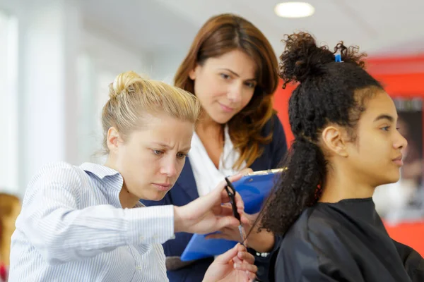 Студентка Перукарні Вчиться Стригти Волосся — стокове фото