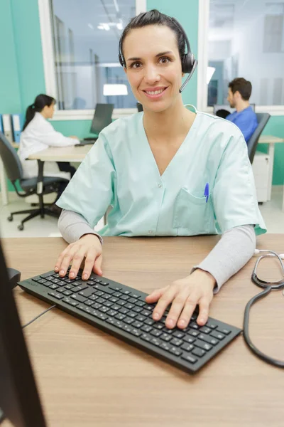 Lékařská Sekretářka Píší Zprávu Stolním Počítači — Stock fotografie