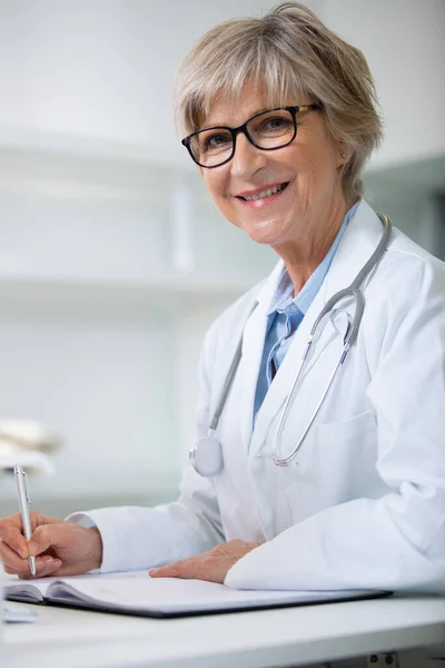 Medico Sorridente Donna Con Stetoscopio — Foto Stock