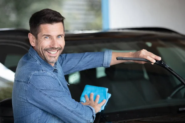 Homem Limpando Carro Com Pano Microfibra — Fotografia de Stock
