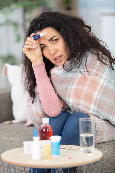 Mulher Doente Sofá Com Febre Alta Frio — Fotografia de Stock