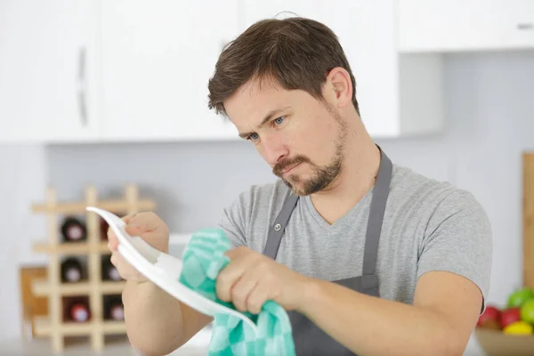 Young Man Washing Dishes — Stock Photo, Image