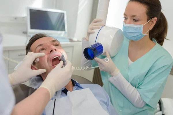 Paziente Sesso Maschile Dentista Con Assistente Durante Check — Foto Stock