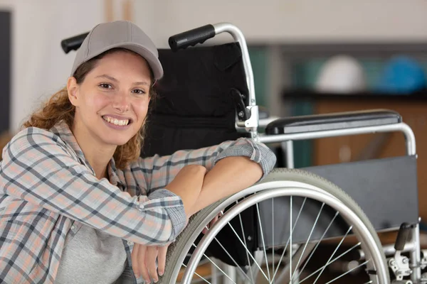 年轻的老太婆在修轮椅 — 图库照片