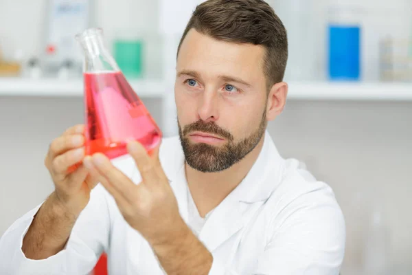 Hombre Laboratorio Asistente Química Ciencia —  Fotos de Stock