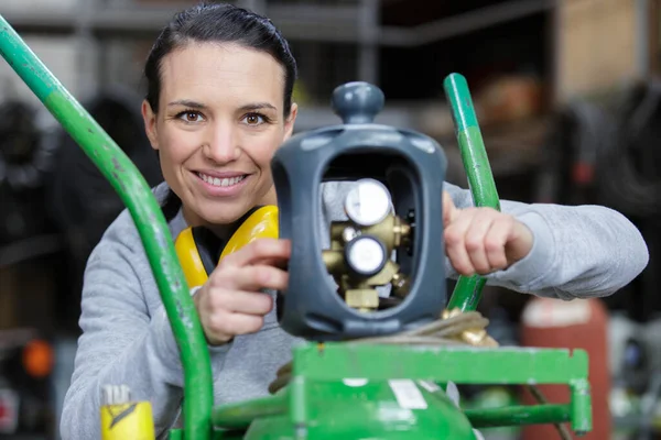 Профессиональная Женщина Машинистка Металлообрабатывающей Промышленности — стоковое фото