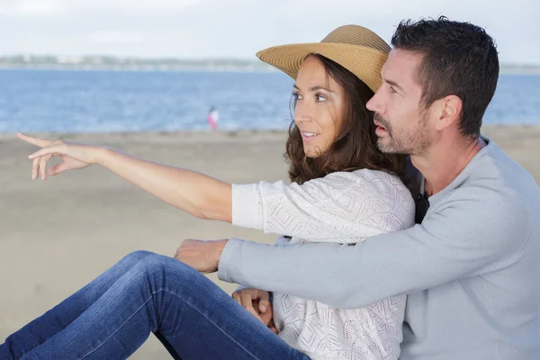 Paar Umarmt Sich Einem Strand — Stockfoto