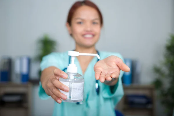 Enfermera Joven Que Ofrece Desinfectante Manos — Foto de Stock