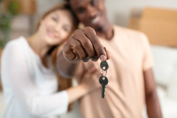 Young Couple Holding New House Key — Stock Photo, Image