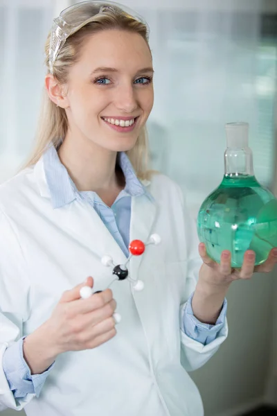 液体を扱う若い魅力的な女性科学者は — ストック写真