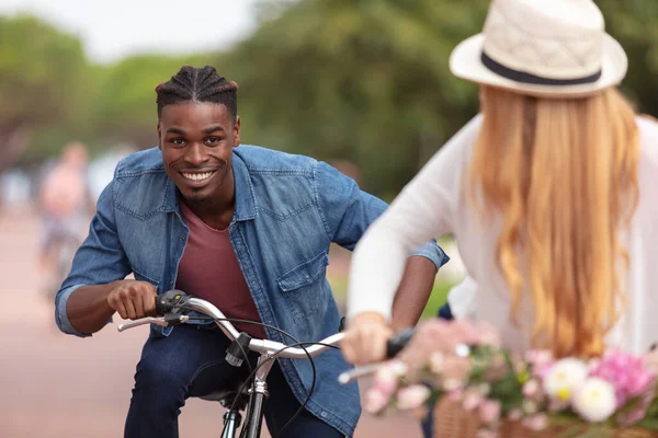 骑自行车在街上追逐幸福的情侣 — 图库照片