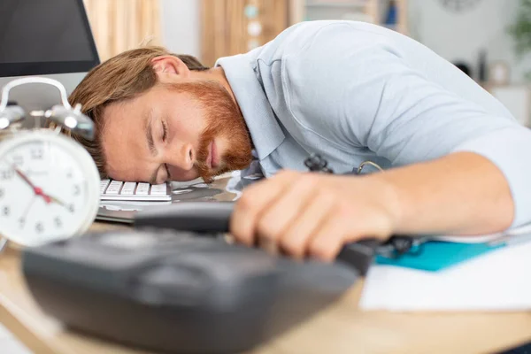Νεαρός Άνδρας Κοιμάται Στο Γραφείο Του — Φωτογραφία Αρχείου