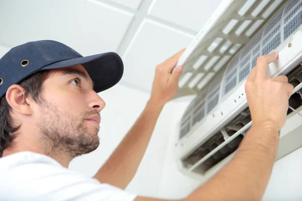 Airconditioning Technicus Inspecteren Van Het Filter — Stockfoto