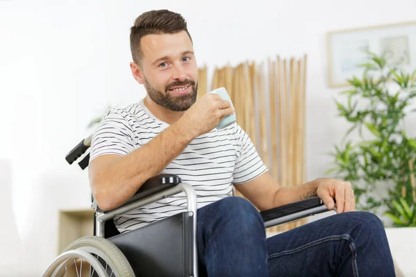Ανάπηρος Επιχειρηματίας Αναπηρική Καρέκλα Πίνει Καφέ — Φωτογραφία Αρχείου