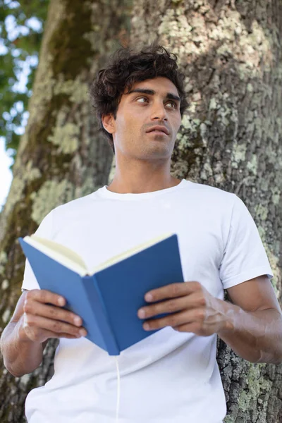Jeune Homme Lisant Livre Dans Parc — Photo