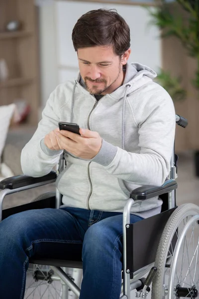 Mladý Muž Invalidním Vozíku Pomocí Mobilního Telefonu — Stock fotografie