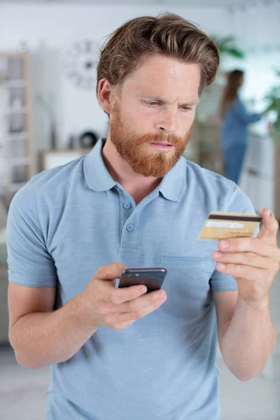 Homem Segurando Smartphone Cartão Crédito — Fotografia de Stock