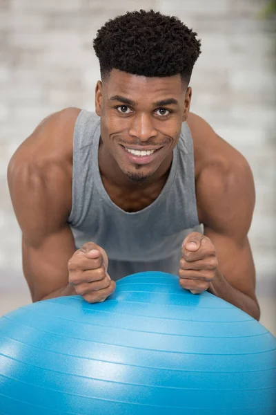 Muskulöser Mann Beim Plankentraining Mit Ball — Stockfoto