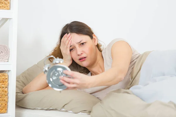 Kvinna Chockad Över Att Vakna Sent För Ett Arbete — Stockfoto
