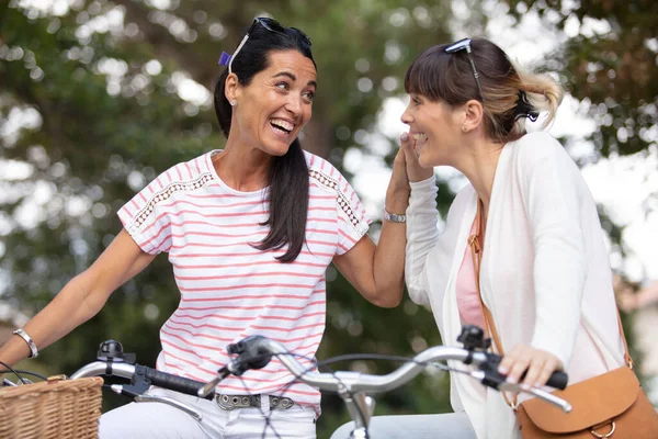 Две Подруги Катаются Велосипедах Парке Дают Пять — стоковое фото