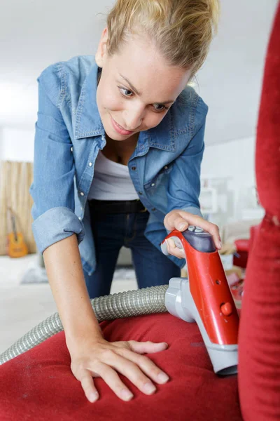 Woman Vacuuming Sofa Woman — Stock Photo, Image