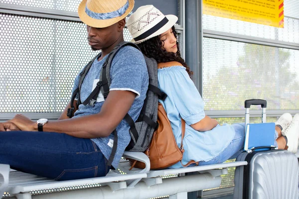 一对年轻夫妇在火车站等着 — 图库照片