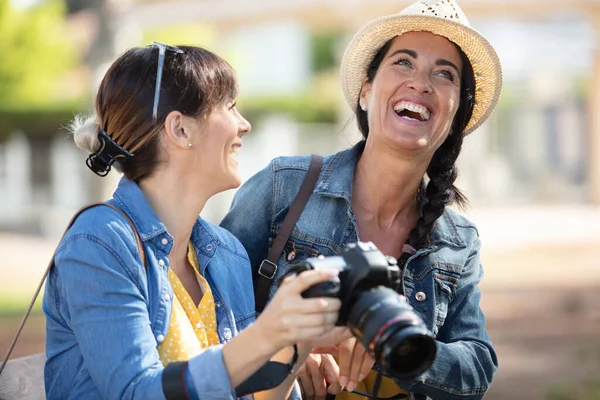 Duas Mulheres Felizes Tirando Fotos Com Uma Câmera Dslr — Fotografia de Stock