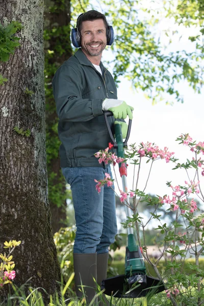 Χαρούμενος Κηπουρός Χρησιμοποιώντας Ένα Χορτοκοπτικό — Φωτογραφία Αρχείου