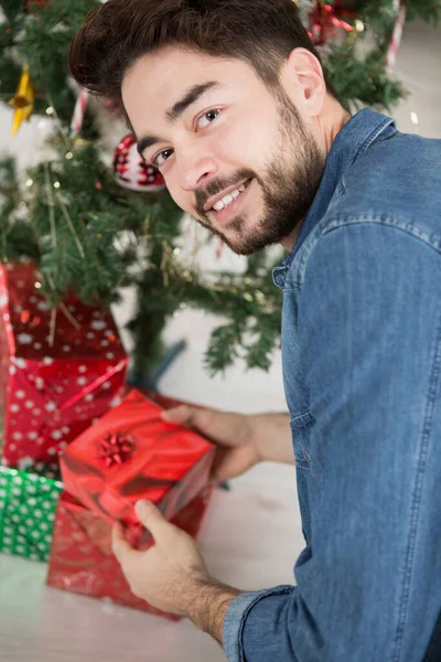 Man Putting Gifts Christmas Tree — Stok fotoğraf