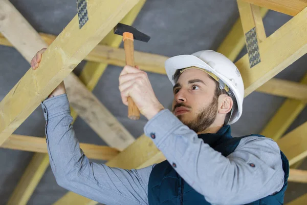 Construtor Masculino Trabalhando Uma Casa Quadro Madeira — Fotografia de Stock