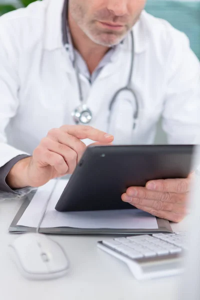 Jovem Doutor Usando Tablet Digital — Fotografia de Stock