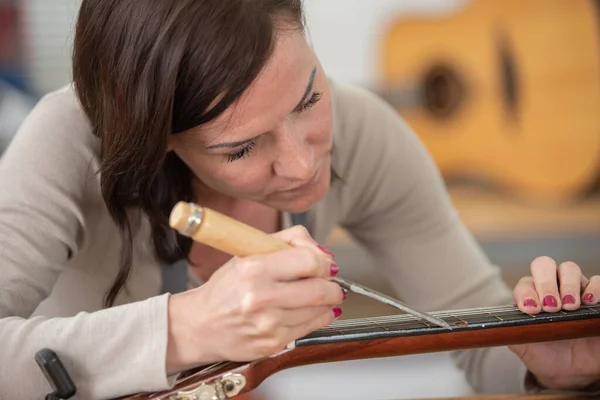 Woman Cleaning Guitar Guitar Maker Workshop — Stockfoto