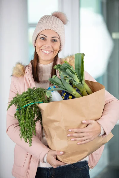 Glückliches Hübsches Mädchen Hält Tasche Mit Lebensmitteln — Stockfoto