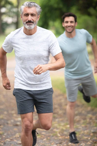 Dos Hombres Alegres Corriendo Parque —  Fotos de Stock