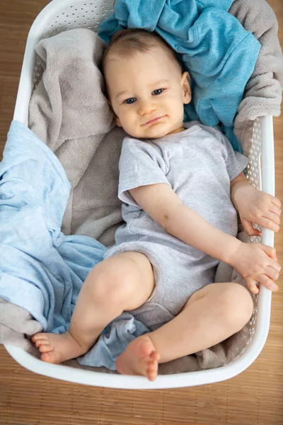 Çamaşır Sepetinde Bir Bebek — Stok fotoğraf