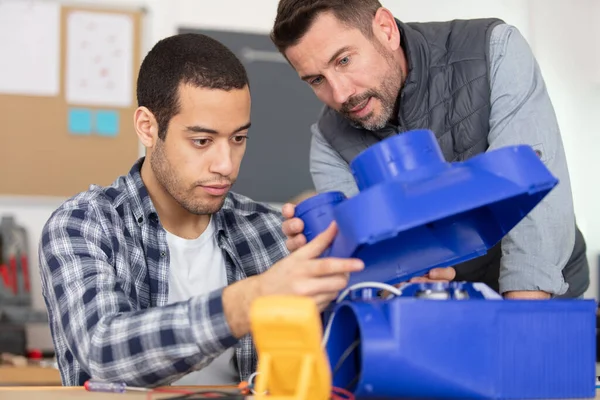 Ein Junger Mann Lernt Elektronische Geräte Reparieren — Stockfoto