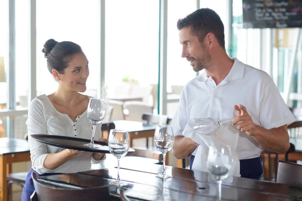 Garson Tezgahta Birbirleriyle Etkileşim Garson — Stok fotoğraf