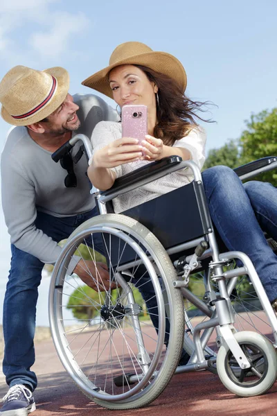 Ζευγάρι Αναπηρικό Καροτσάκι Που Βγάζει Selfie — Φωτογραφία Αρχείου